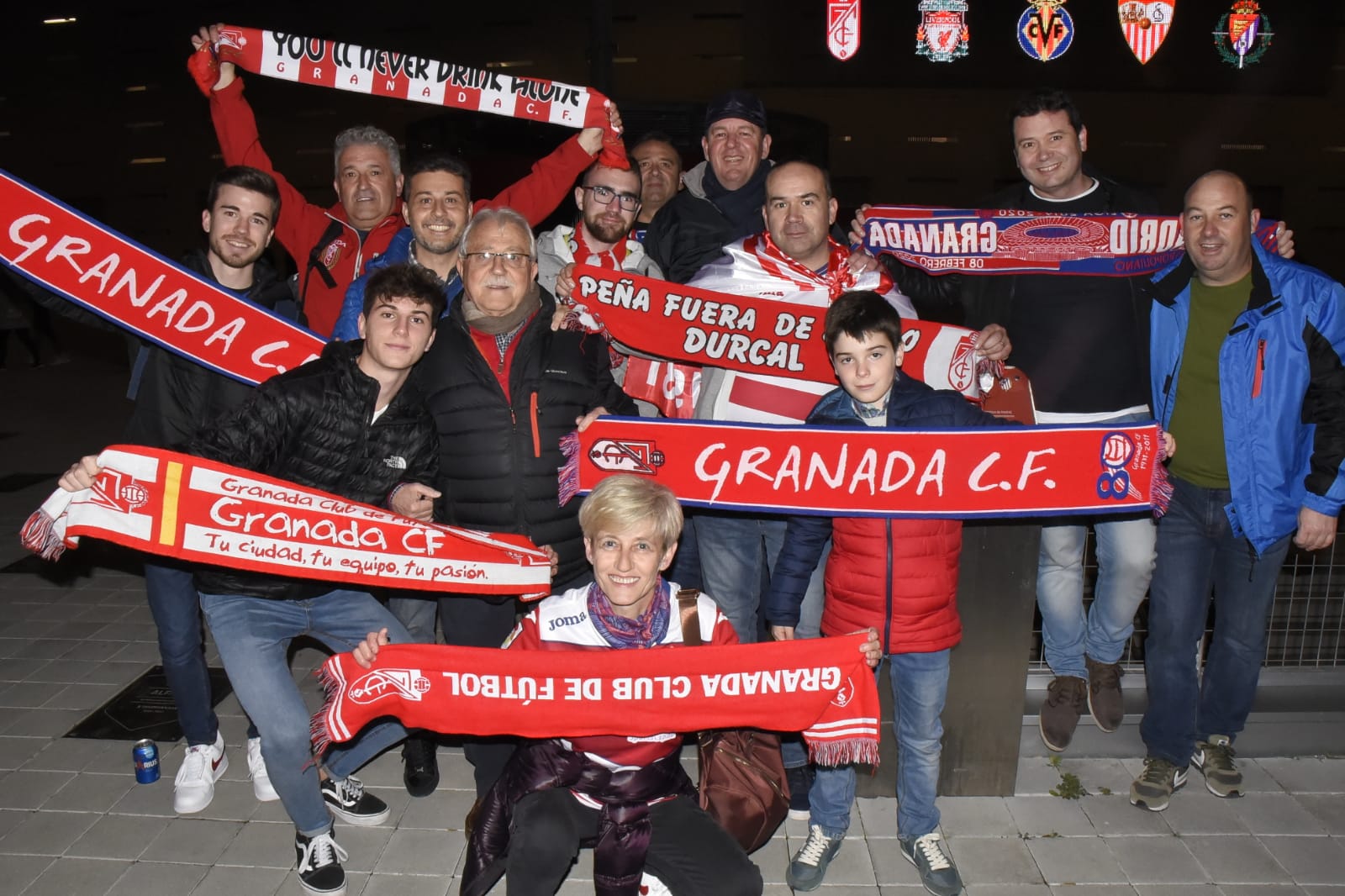 Varias decenas de aficinados granadinistas se han dado cita en las gradas del Wanda Metropolitano
