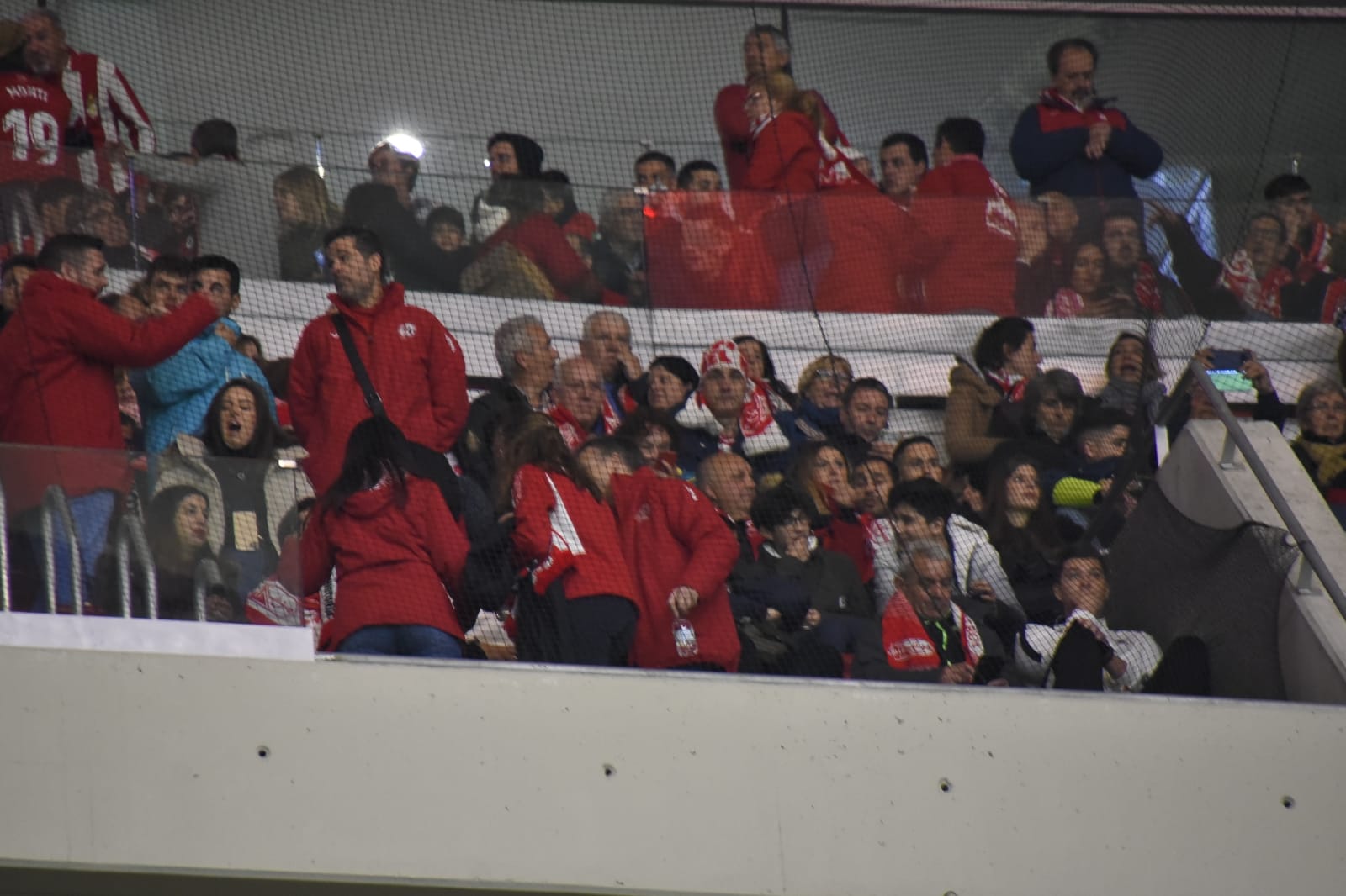 Varias decenas de aficinados granadinistas se han dado cita en las gradas del Wanda Metropolitano