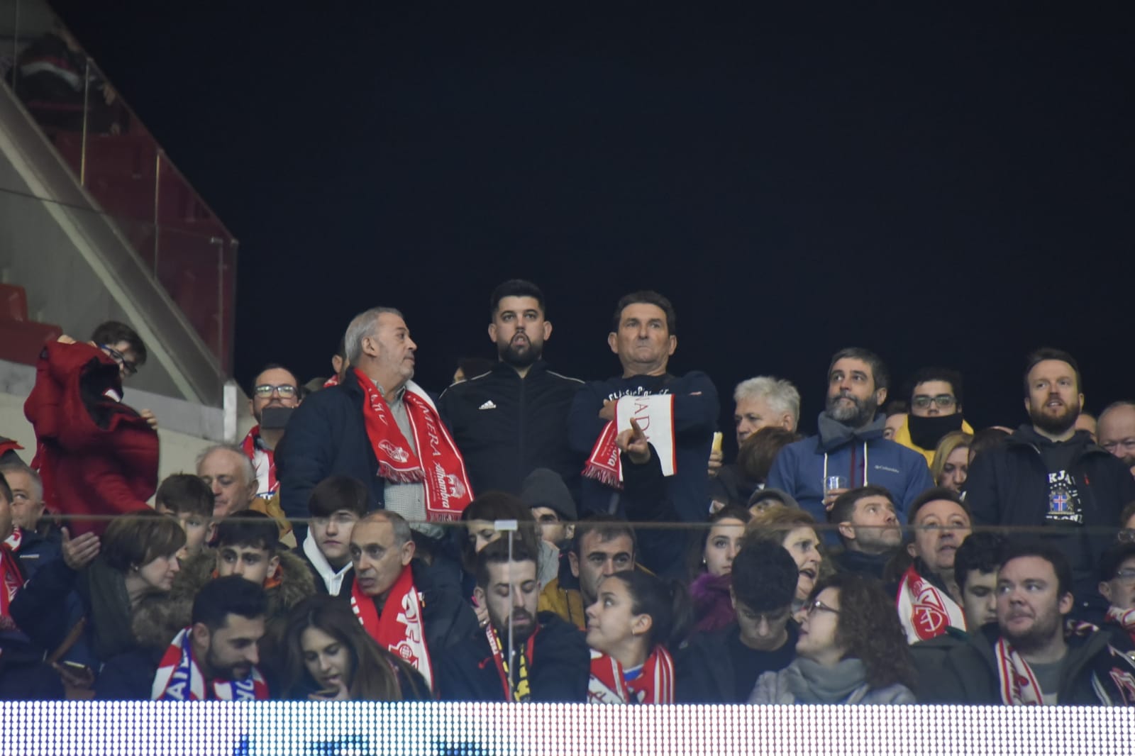 Varias decenas de aficinados granadinistas se han dado cita en las gradas del Wanda Metropolitano