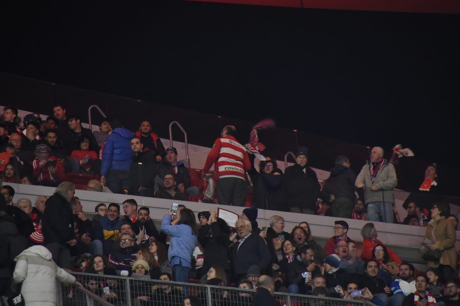 Varias decenas de aficinados granadinistas se han dado cita en las gradas del Wanda Metropolitano