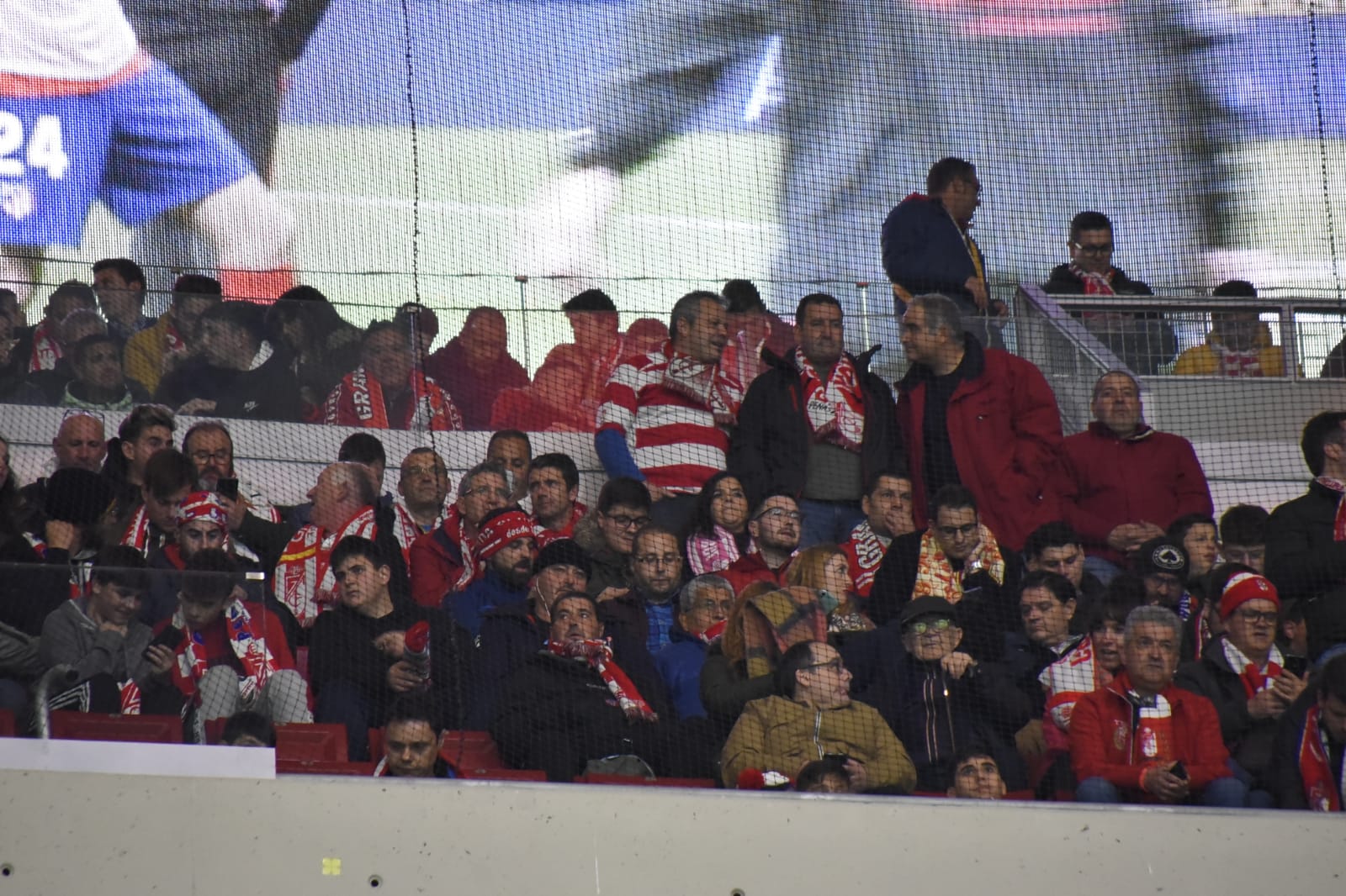 Varias decenas de aficinados granadinistas se han dado cita en las gradas del Wanda Metropolitano