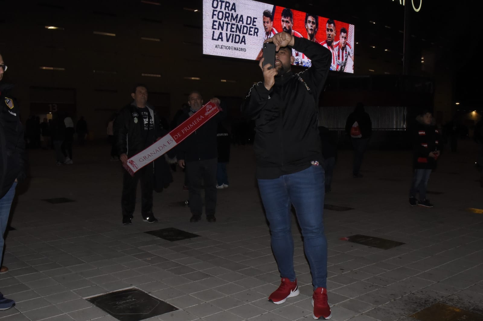 Varias decenas de aficinados granadinistas se han dado cita en las gradas del Wanda Metropolitano