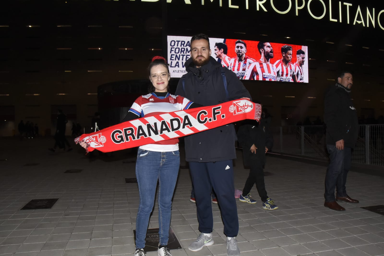 Varias decenas de aficinados granadinistas se han dado cita en las gradas del Wanda Metropolitano