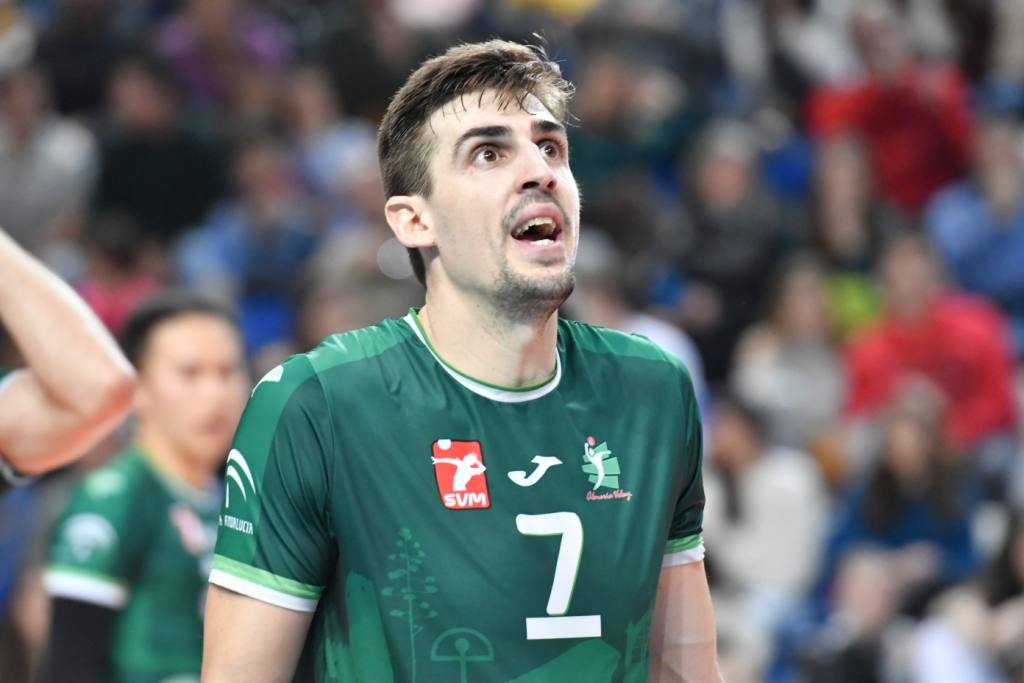 Jorge Almansa parece pedir explicaciones a un partido que se pudo ganar. 