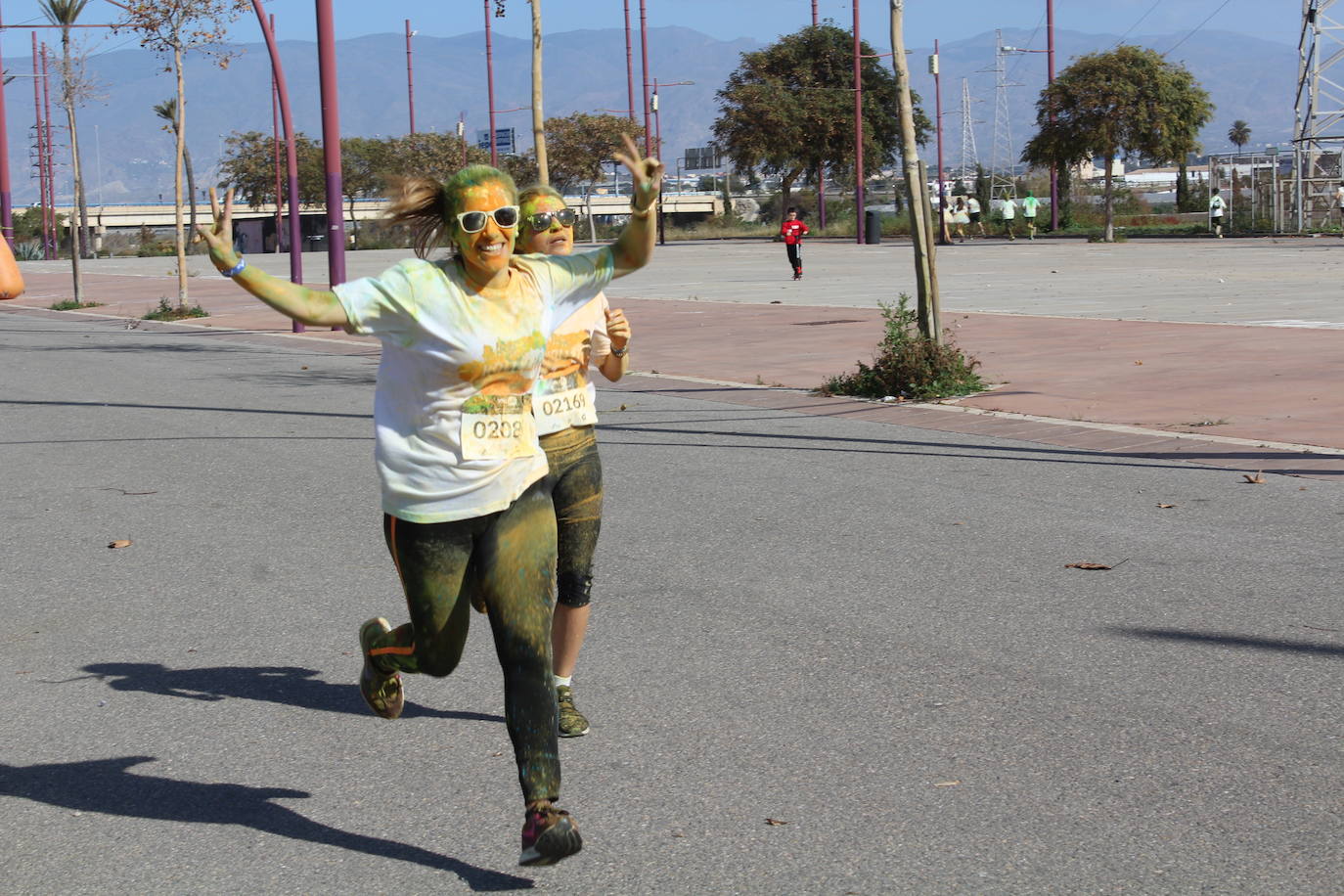 La Holi Life, una de las carreras más desenfadadas del calendario de carreras populares, ha teñido de color el Recinto Ferial de Almería, donde centenares de almerienses han disfrutado de una jornada lúdica y deportiva. 