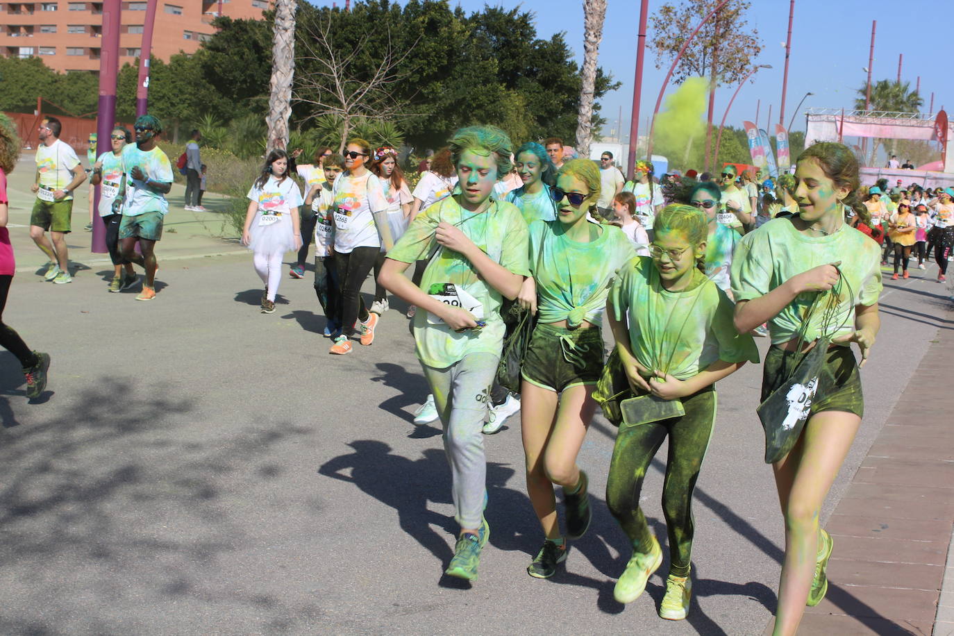 La Holi Life, una de las carreras más desenfadadas del calendario de carreras populares, ha teñido de color el Recinto Ferial de Almería, donde centenares de almerienses han disfrutado de una jornada lúdica y deportiva. 