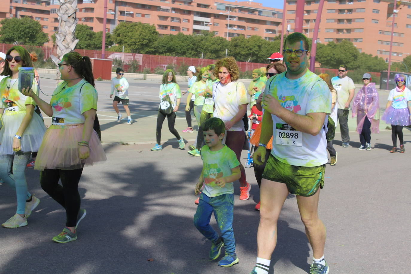 La Holi Life, una de las carreras más desenfadadas del calendario de carreras populares, ha teñido de color el Recinto Ferial de Almería, donde centenares de almerienses han disfrutado de una jornada lúdica y deportiva. 