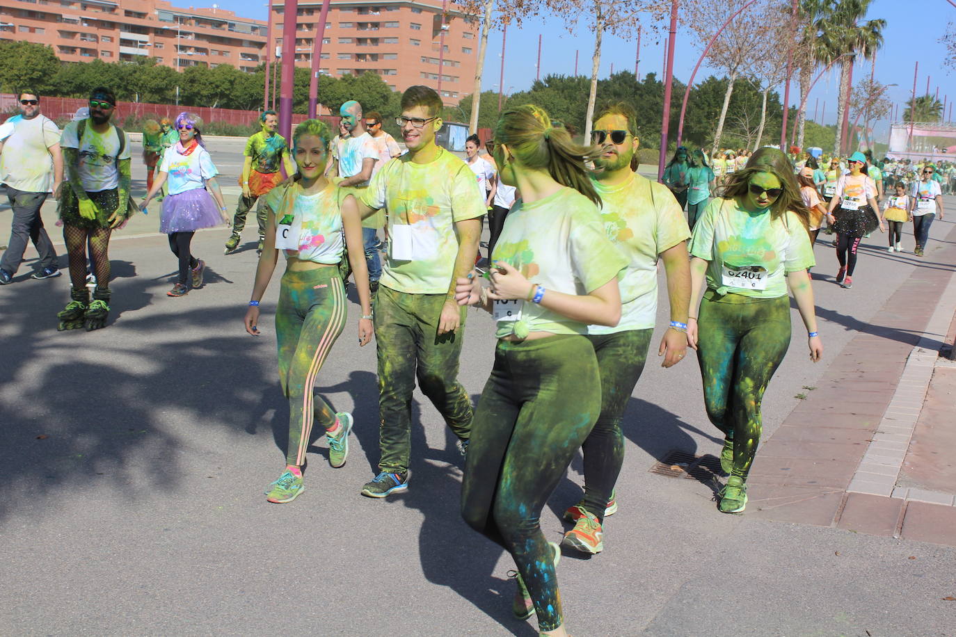 La Holi Life, una de las carreras más desenfadadas del calendario de carreras populares, ha teñido de color el Recinto Ferial de Almería, donde centenares de almerienses han disfrutado de una jornada lúdica y deportiva. 