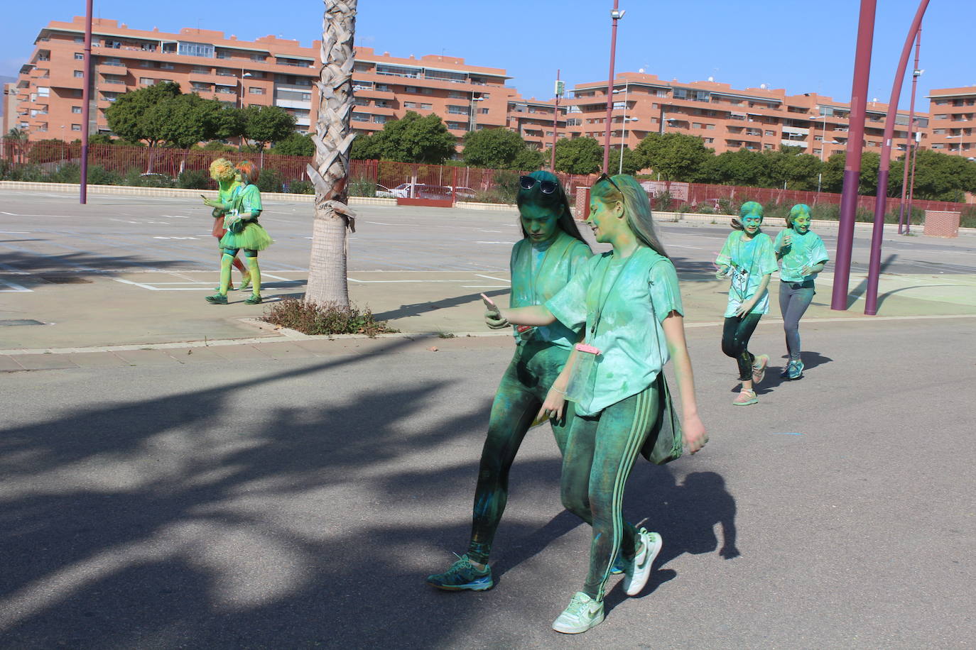 La Holi Life, una de las carreras más desenfadadas del calendario de carreras populares, ha teñido de color el Recinto Ferial de Almería, donde centenares de almerienses han disfrutado de una jornada lúdica y deportiva. 