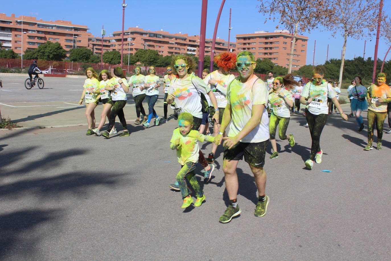 La Holi Life, una de las carreras más desenfadadas del calendario de carreras populares, ha teñido de color el Recinto Ferial de Almería, donde centenares de almerienses han disfrutado de una jornada lúdica y deportiva. 