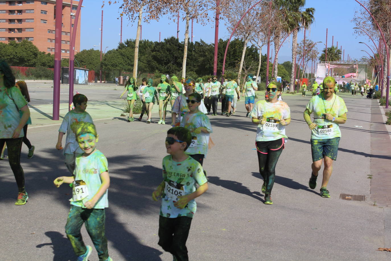 La Holi Life, una de las carreras más desenfadadas del calendario de carreras populares, ha teñido de color el Recinto Ferial de Almería, donde centenares de almerienses han disfrutado de una jornada lúdica y deportiva. 