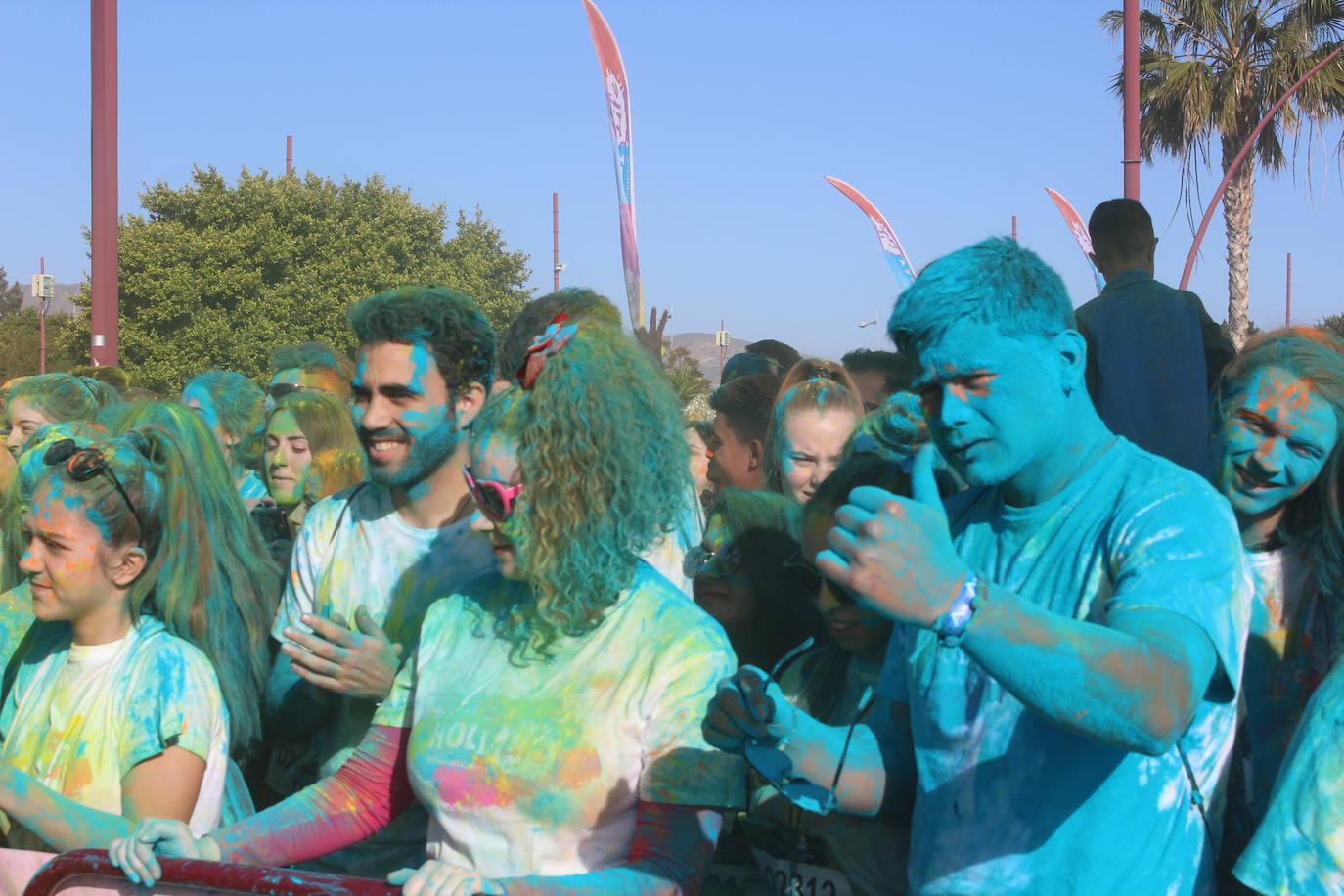 La Holi Life, una de las carreras más desenfadadas del calendario de carreras populares, ha teñido de color el Recinto Ferial de Almería, donde centenares de almerienses han disfrutado de una jornada lúdica y deportiva. 