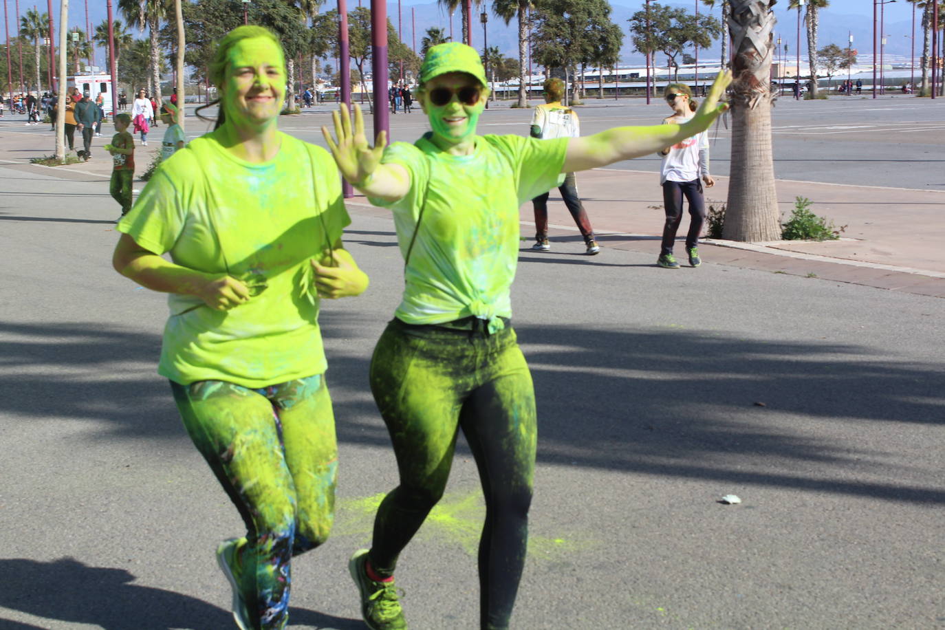 La Holi Life, una de las carreras más desenfadadas del calendario de carreras populares, ha teñido de color el Recinto Ferial de Almería, donde centenares de almerienses han disfrutado de una jornada lúdica y deportiva. 