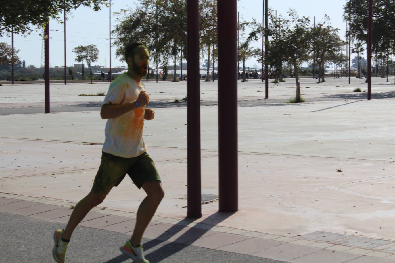 La Holi Life, una de las carreras más desenfadadas del calendario de carreras populares, ha teñido de color el Recinto Ferial de Almería, donde centenares de almerienses han disfrutado de una jornada lúdica y deportiva. 