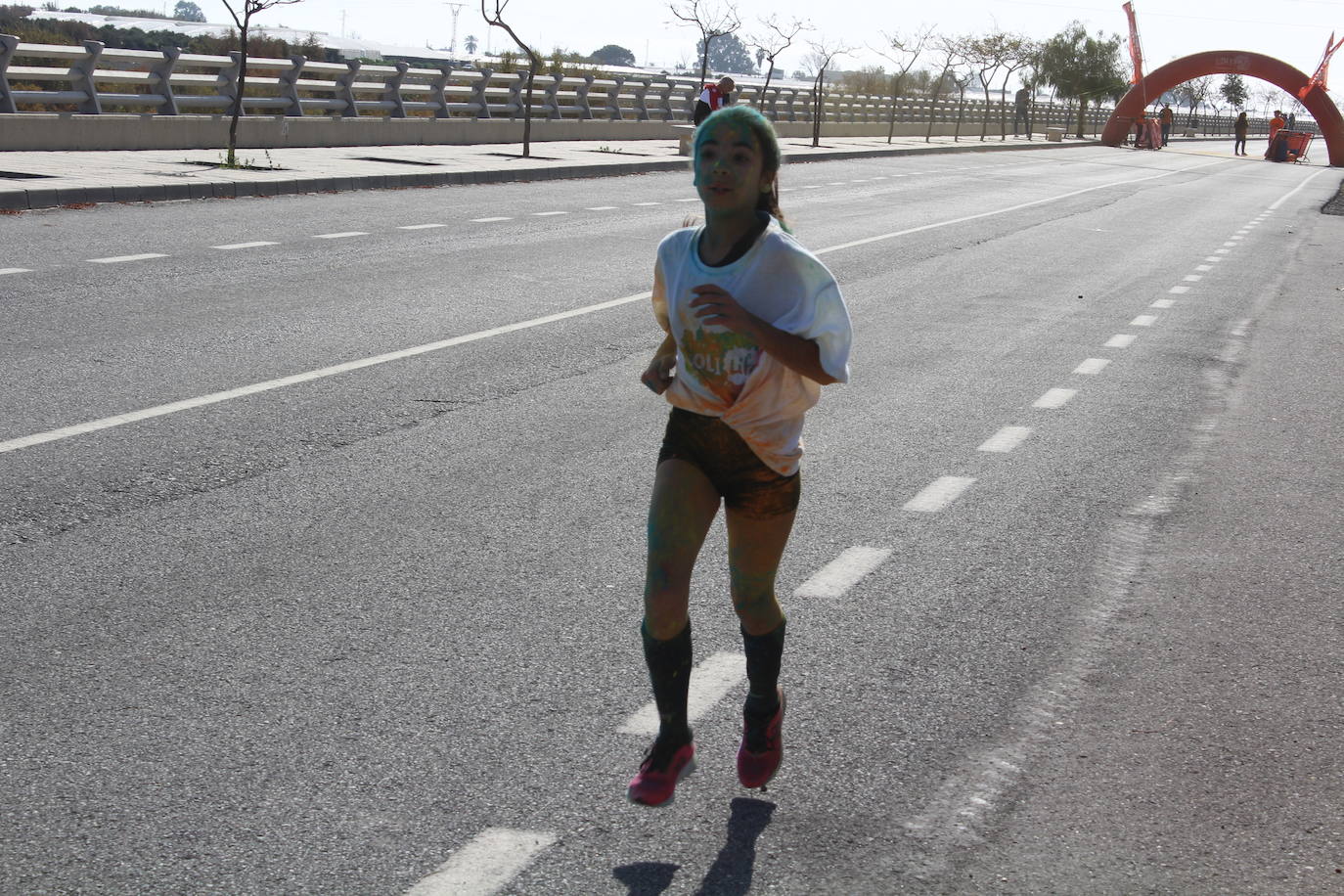 La Holi Life, una de las carreras más desenfadadas del calendario de carreras populares, ha teñido de color el Recinto Ferial de Almería, donde centenares de almerienses han disfrutado de una jornada lúdica y deportiva. 