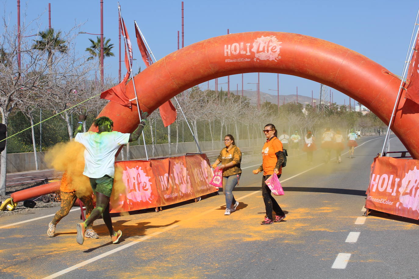 La Holi Life, una de las carreras más desenfadadas del calendario de carreras populares, ha teñido de color el Recinto Ferial de Almería, donde centenares de almerienses han disfrutado de una jornada lúdica y deportiva. 