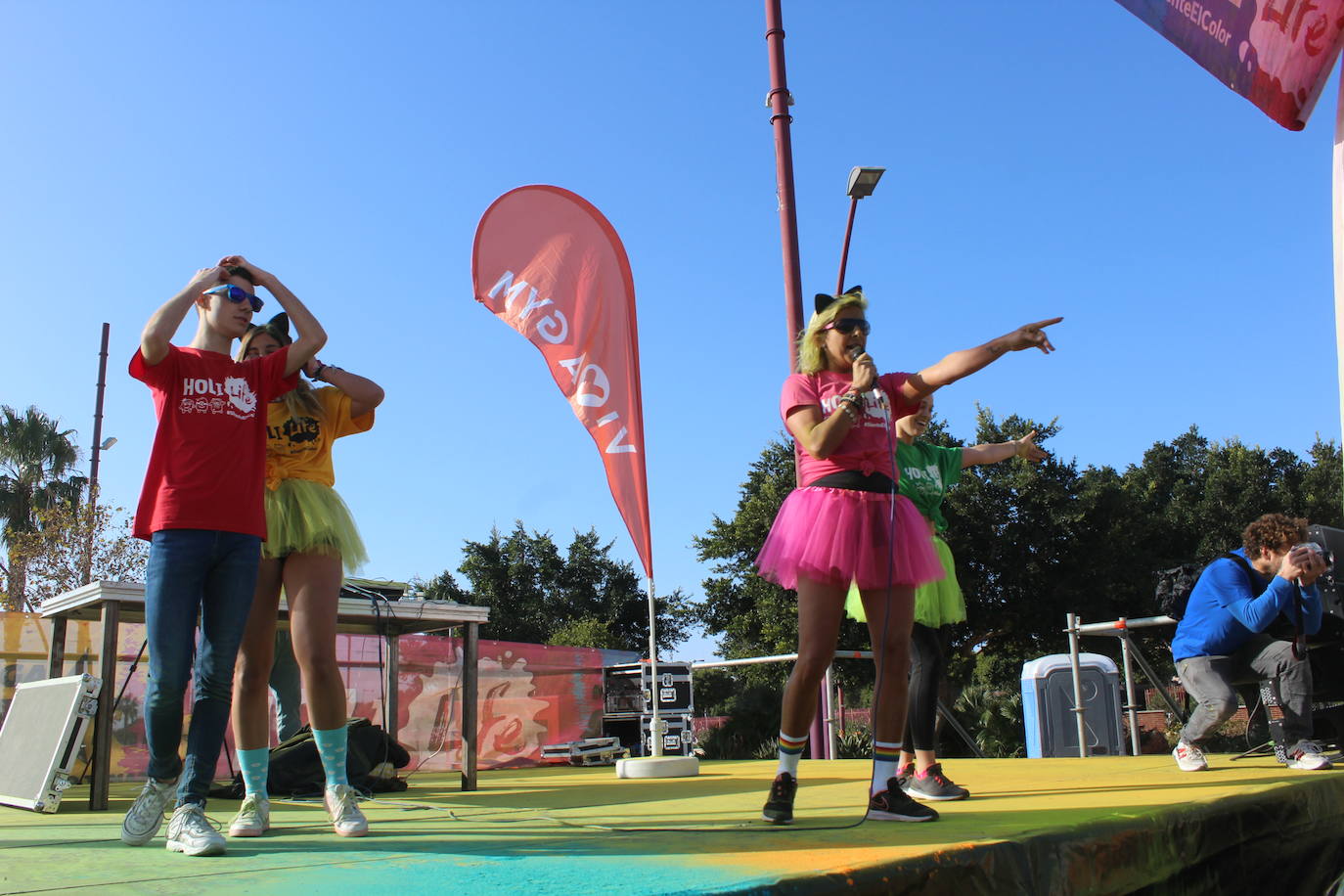 La Holi Life, una de las carreras más desenfadadas del calendario de carreras populares, ha teñido de color el Recinto Ferial de Almería, donde centenares de almerienses han disfrutado de una jornada lúdica y deportiva. 