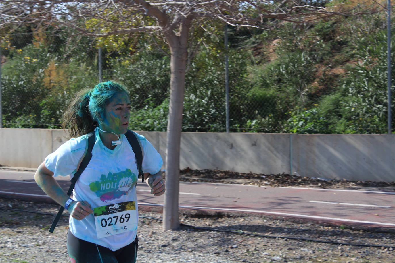 La Holi Life, una de las carreras más desenfadadas del calendario de carreras populares, ha teñido de color el Recinto Ferial de Almería, donde centenares de almerienses han disfrutado de una jornada lúdica y deportiva. 