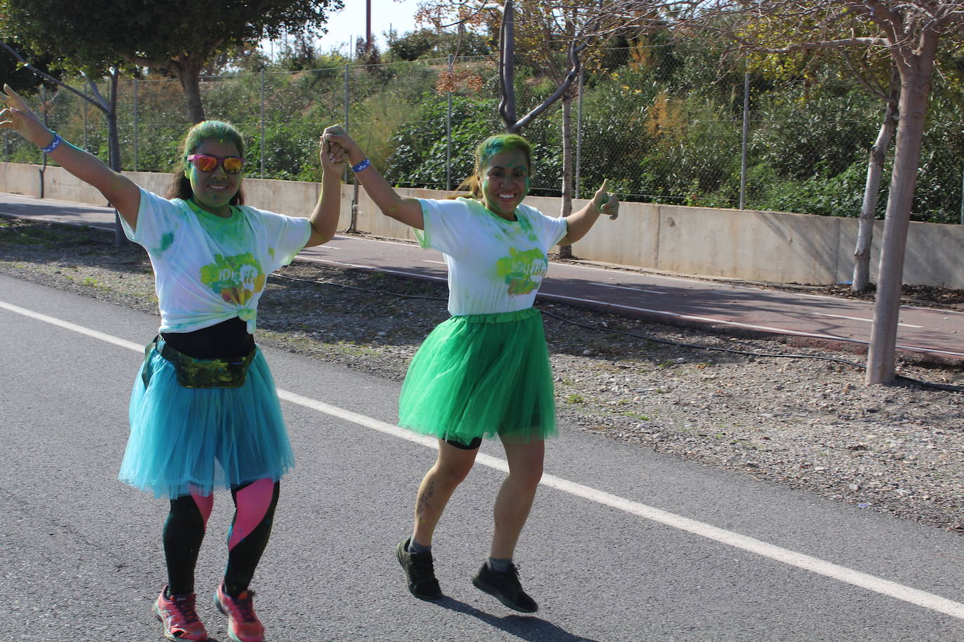 La Holi Life, una de las carreras más desenfadadas del calendario de carreras populares, ha teñido de color el Recinto Ferial de Almería, donde centenares de almerienses han disfrutado de una jornada lúdica y deportiva. 