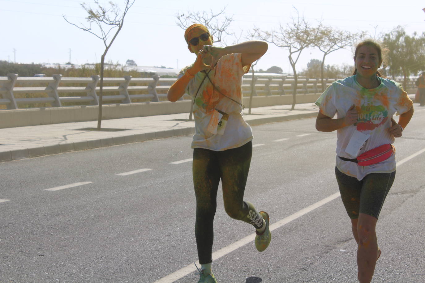 La Holi Life, una de las carreras más desenfadadas del calendario de carreras populares, ha teñido de color el Recinto Ferial de Almería, donde centenares de almerienses han disfrutado de una jornada lúdica y deportiva. 