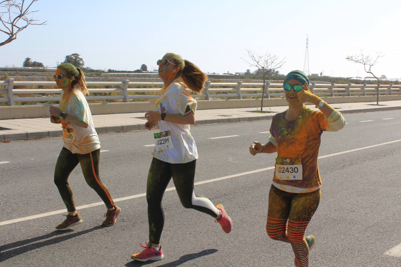 La Holi Life, una de las carreras más desenfadadas del calendario de carreras populares, ha teñido de color el Recinto Ferial de Almería, donde centenares de almerienses han disfrutado de una jornada lúdica y deportiva. 