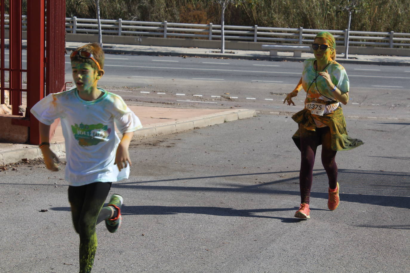 La Holi Life, una de las carreras más desenfadadas del calendario de carreras populares, ha teñido de color el Recinto Ferial de Almería, donde centenares de almerienses han disfrutado de una jornada lúdica y deportiva. 