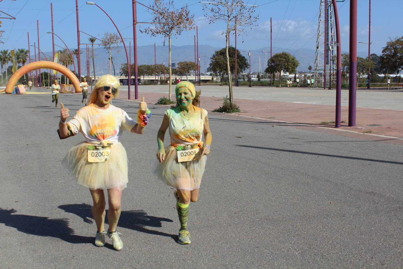 La Holi Life, una de las carreras más desenfadadas del calendario de carreras populares, ha teñido de color el Recinto Ferial de Almería, donde centenares de almerienses han disfrutado de una jornada lúdica y deportiva. 