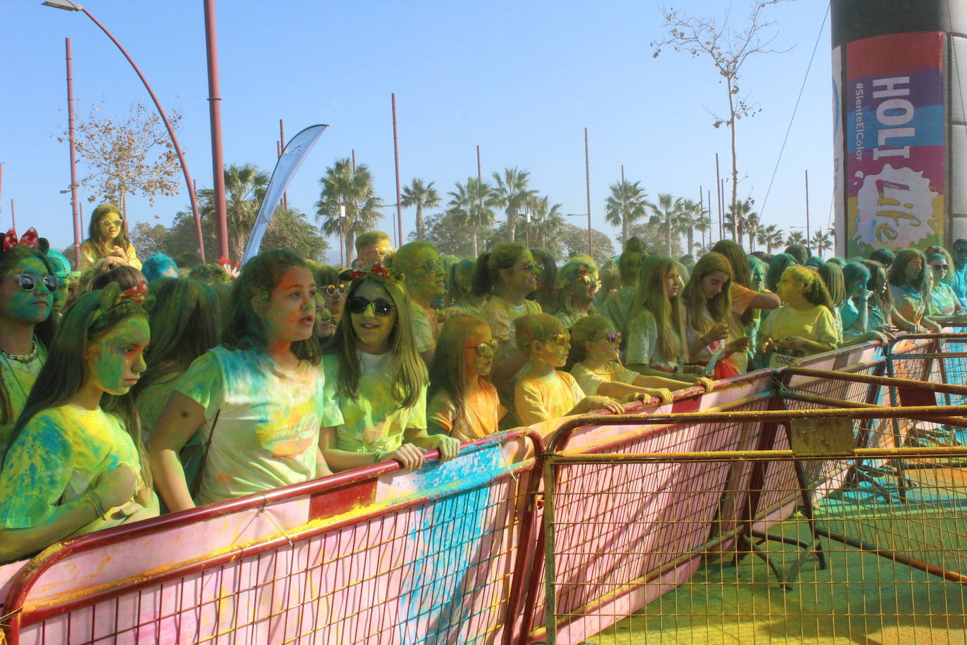 La Holi Life, una de las carreras más desenfadadas del calendario de carreras populares, ha teñido de color el Recinto Ferial de Almería, donde centenares de almerienses han disfrutado de una jornada lúdica y deportiva. 