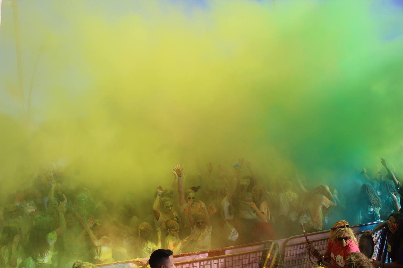 La Holi Life, una de las carreras más desenfadadas del calendario de carreras populares, ha teñido de color el Recinto Ferial de Almería, donde centenares de almerienses han disfrutado de una jornada lúdica y deportiva. 