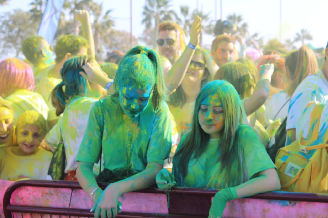 La Holi Life, una de las carreras más desenfadadas del calendario de carreras populares, ha teñido de color el Recinto Ferial de Almería, donde centenares de almerienses han disfrutado de una jornada lúdica y deportiva. 