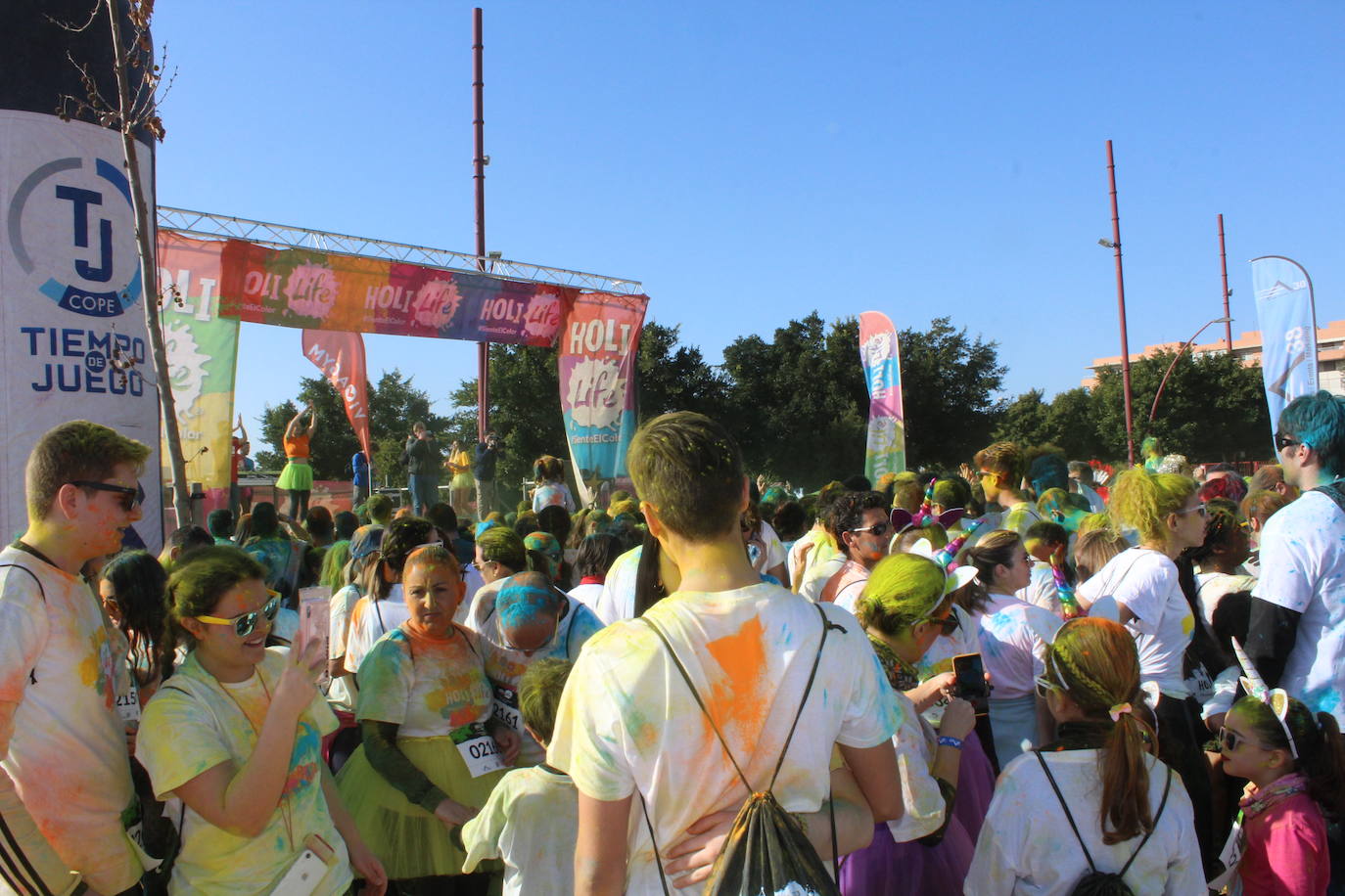 La Holi Life, una de las carreras más desenfadadas del calendario de carreras populares, ha teñido de color el Recinto Ferial de Almería, donde centenares de almerienses han disfrutado de una jornada lúdica y deportiva. 