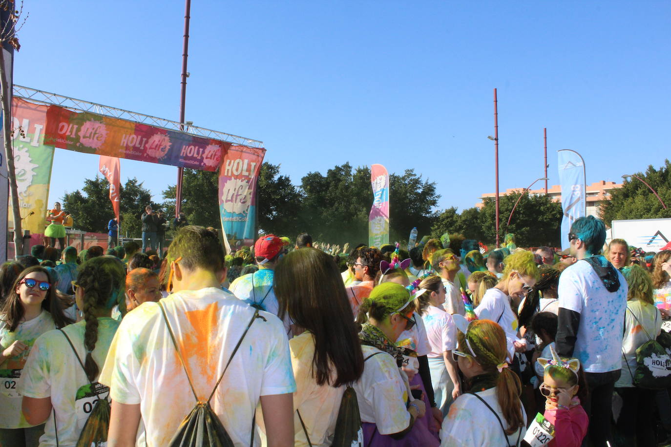 La Holi Life, una de las carreras más desenfadadas del calendario de carreras populares, ha teñido de color el Recinto Ferial de Almería, donde centenares de almerienses han disfrutado de una jornada lúdica y deportiva. 