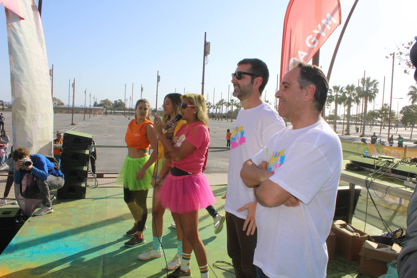 La Holi Life, una de las carreras más desenfadadas del calendario de carreras populares, ha teñido de color el Recinto Ferial de Almería, donde centenares de almerienses han disfrutado de una jornada lúdica y deportiva. 