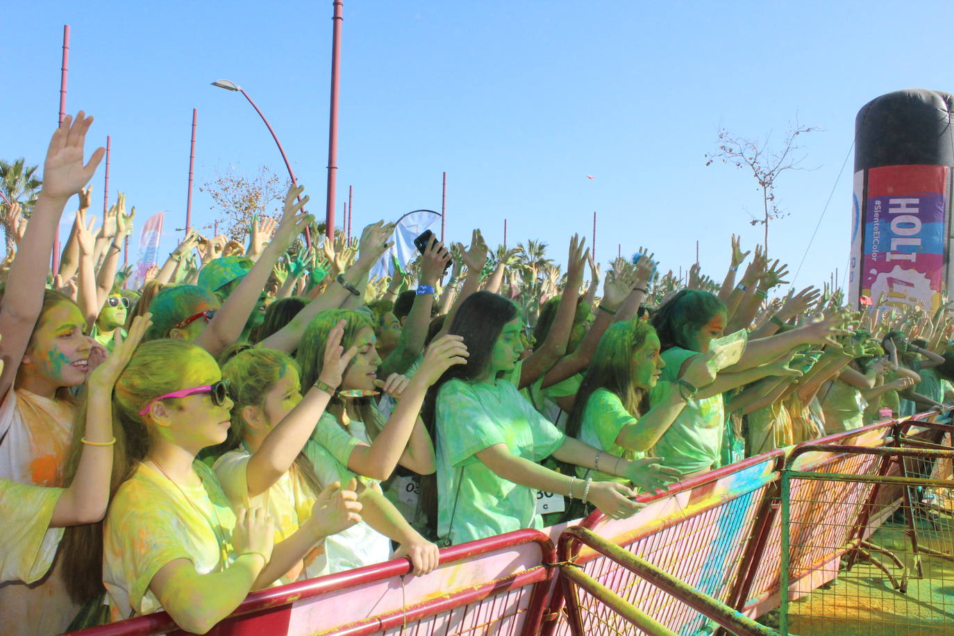 La Holi Life, una de las carreras más desenfadadas del calendario de carreras populares, ha teñido de color el Recinto Ferial de Almería, donde centenares de almerienses han disfrutado de una jornada lúdica y deportiva. 