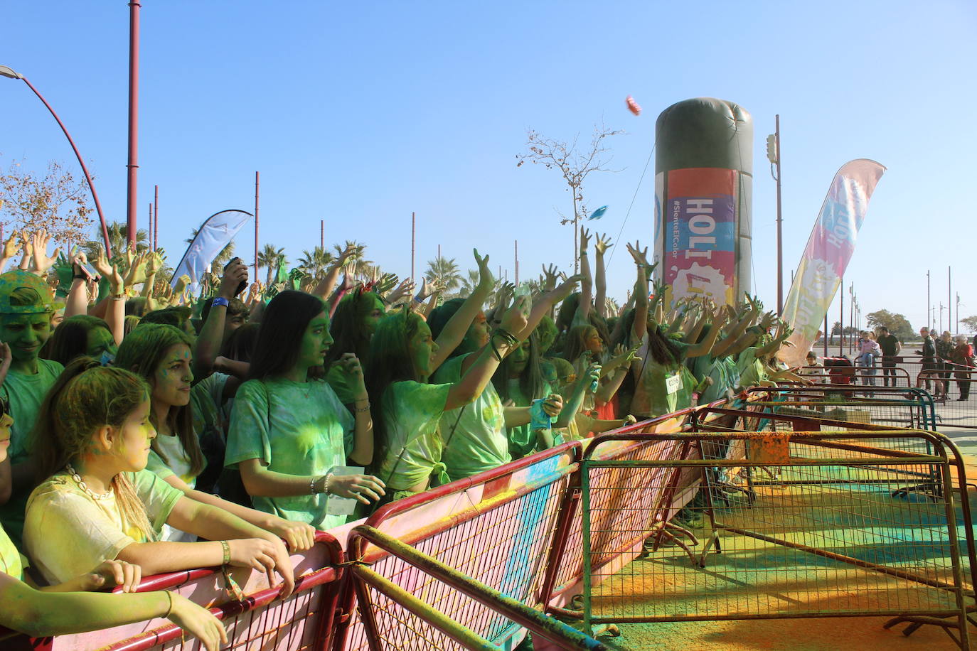 La Holi Life, una de las carreras más desenfadadas del calendario de carreras populares, ha teñido de color el Recinto Ferial de Almería, donde centenares de almerienses han disfrutado de una jornada lúdica y deportiva. 