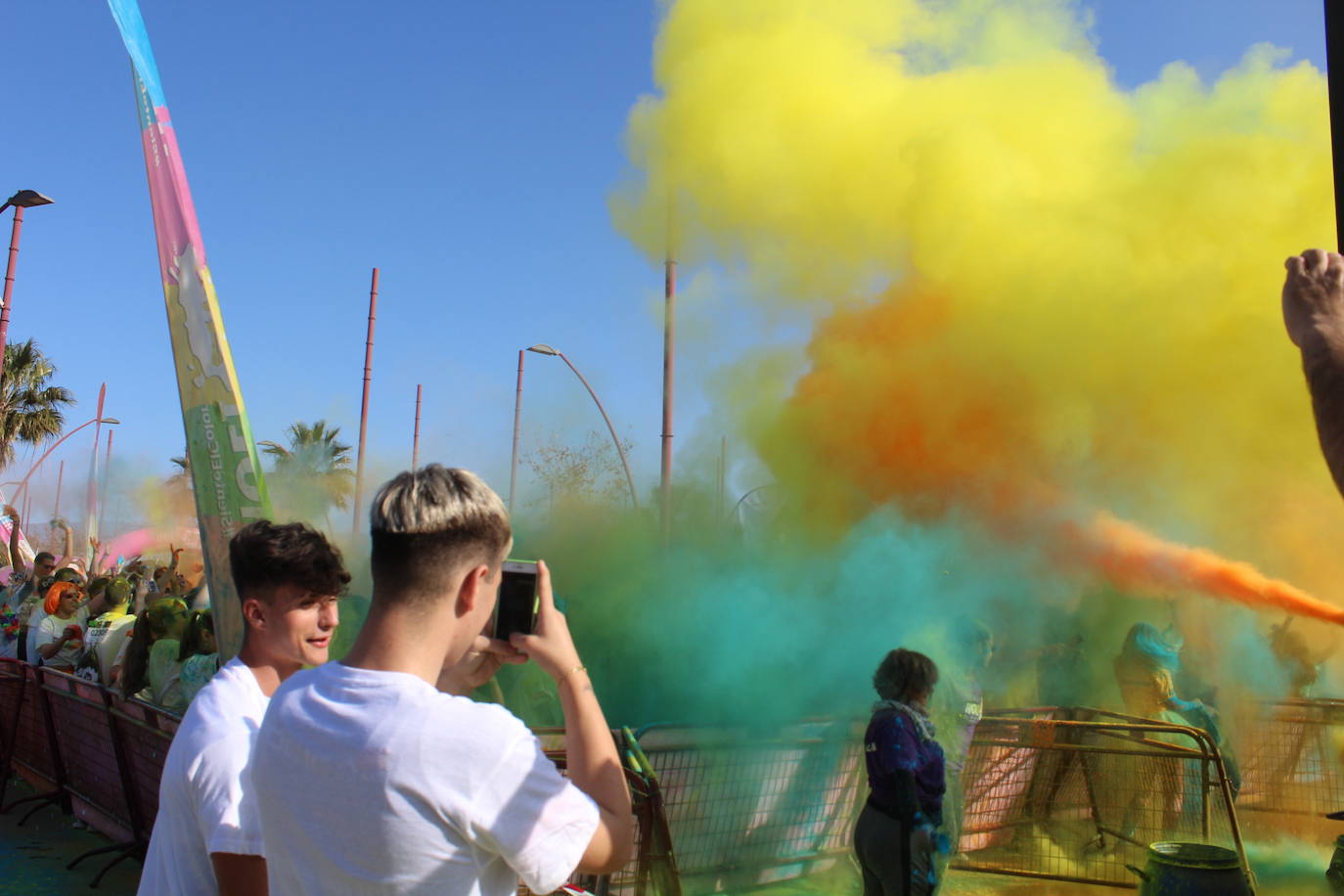 La Holi Life, una de las carreras más desenfadadas del calendario de carreras populares, ha teñido de color el Recinto Ferial de Almería, donde centenares de almerienses han disfrutado de una jornada lúdica y deportiva. 