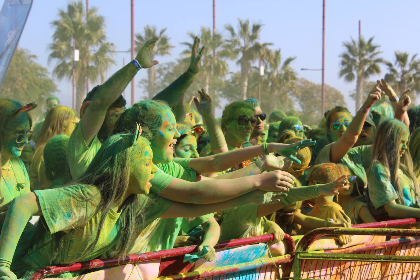 La Holi Life, una de las carreras más desenfadadas del calendario de carreras populares, ha teñido de color el Recinto Ferial de Almería, donde centenares de almerienses han disfrutado de una jornada lúdica y deportiva. 