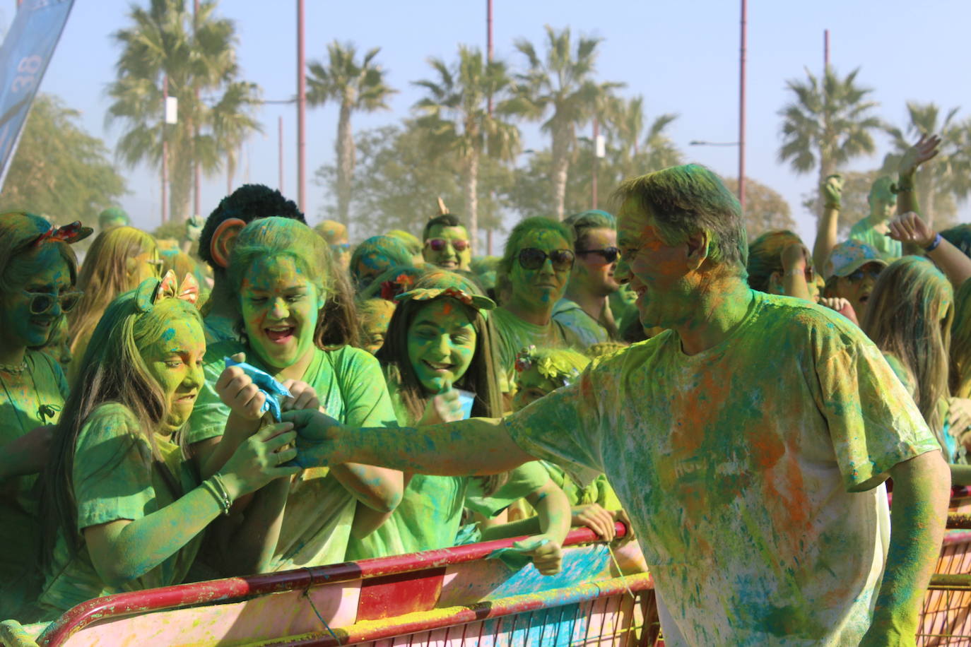 La Holi Life, una de las carreras más desenfadadas del calendario de carreras populares, ha teñido de color el Recinto Ferial de Almería, donde centenares de almerienses han disfrutado de una jornada lúdica y deportiva. 