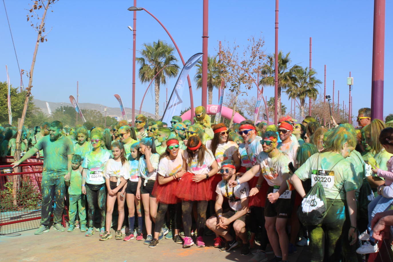 La Holi Life, una de las carreras más desenfadadas del calendario de carreras populares, ha teñido de color el Recinto Ferial de Almería, donde centenares de almerienses han disfrutado de una jornada lúdica y deportiva. 