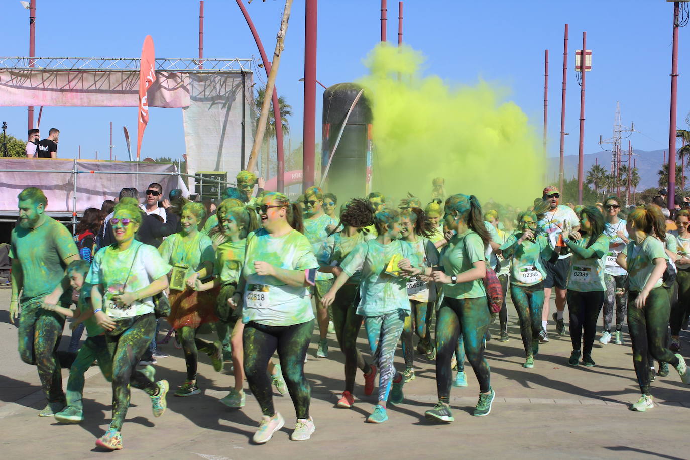 La Holi Life, una de las carreras más desenfadadas del calendario de carreras populares, ha teñido de color el Recinto Ferial de Almería, donde centenares de almerienses han disfrutado de una jornada lúdica y deportiva. 