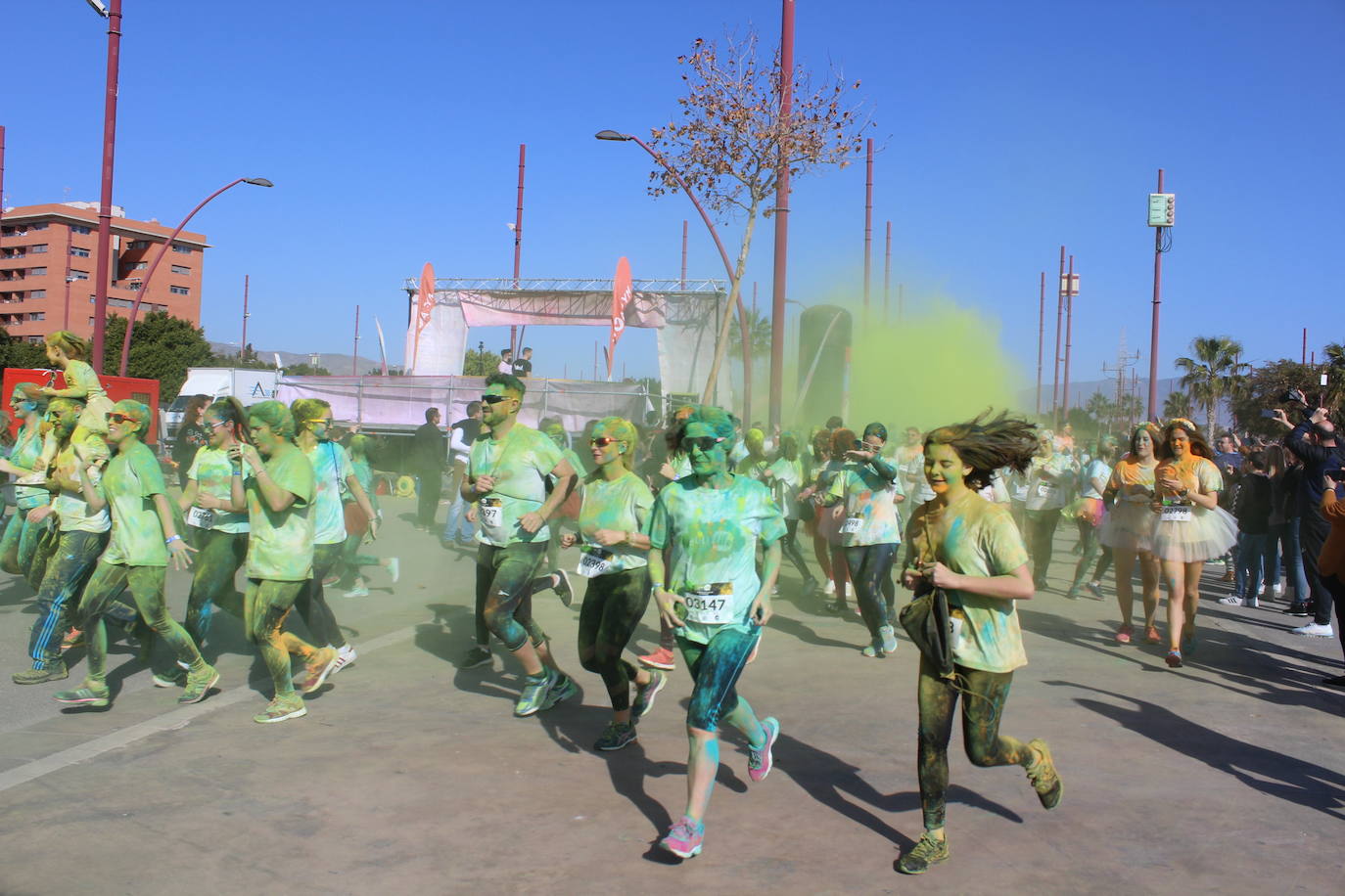 La Holi Life, una de las carreras más desenfadadas del calendario de carreras populares, ha teñido de color el Recinto Ferial de Almería, donde centenares de almerienses han disfrutado de una jornada lúdica y deportiva. 