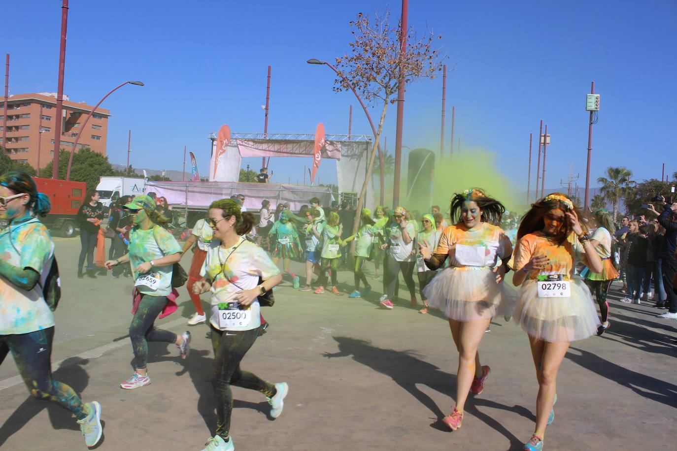 La Holi Life, una de las carreras más desenfadadas del calendario de carreras populares, ha teñido de color el Recinto Ferial de Almería, donde centenares de almerienses han disfrutado de una jornada lúdica y deportiva. 