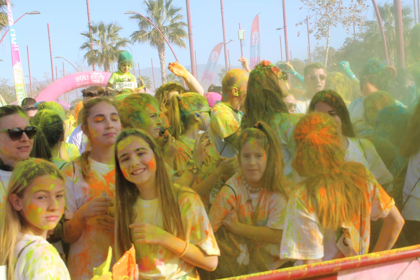 La Holi Life, una de las carreras más desenfadadas del calendario de carreras populares, ha teñido de color el Recinto Ferial de Almería, donde centenares de almerienses han disfrutado de una jornada lúdica y deportiva. 