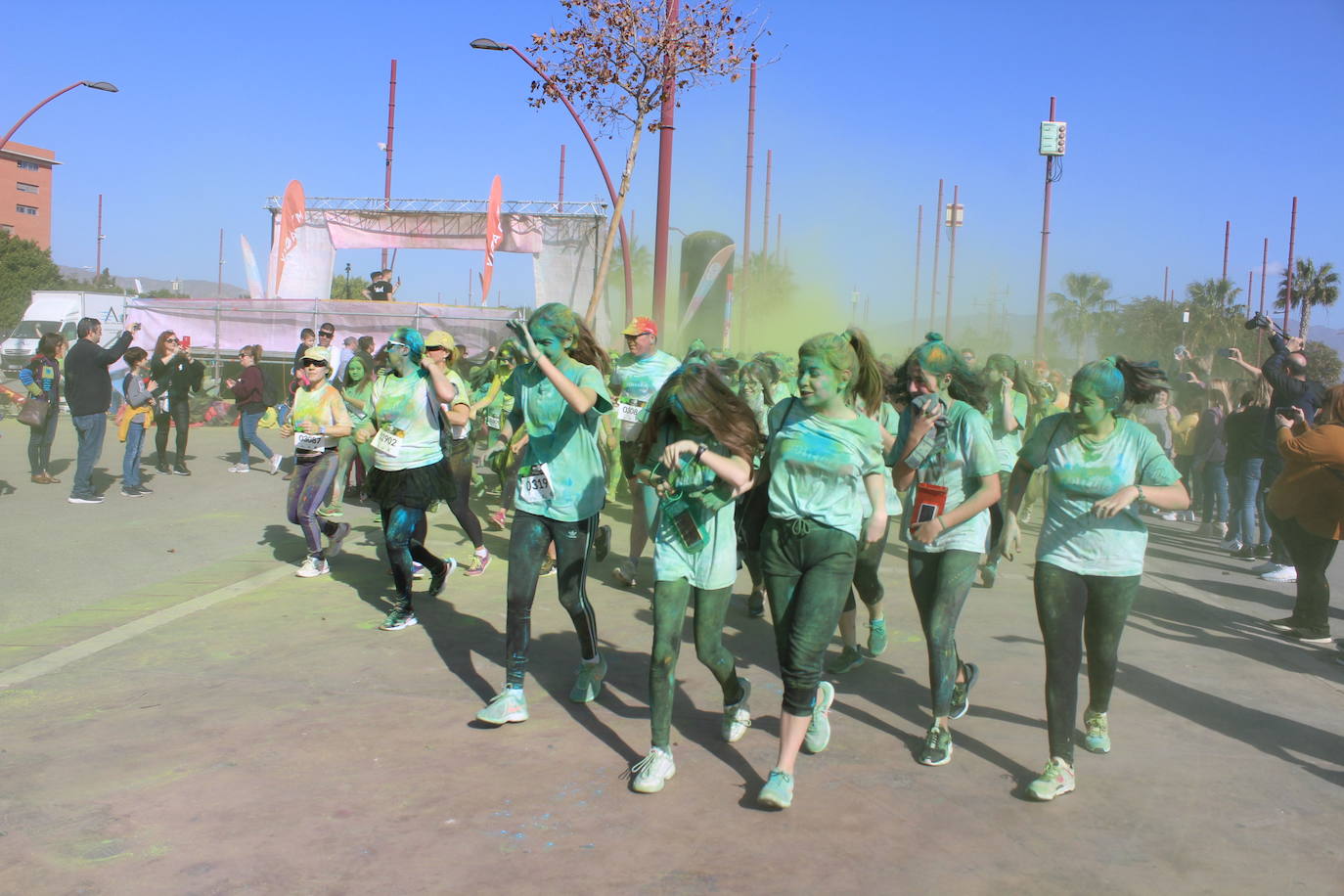 La Holi Life, una de las carreras más desenfadadas del calendario de carreras populares, ha teñido de color el Recinto Ferial de Almería, donde centenares de almerienses han disfrutado de una jornada lúdica y deportiva. 