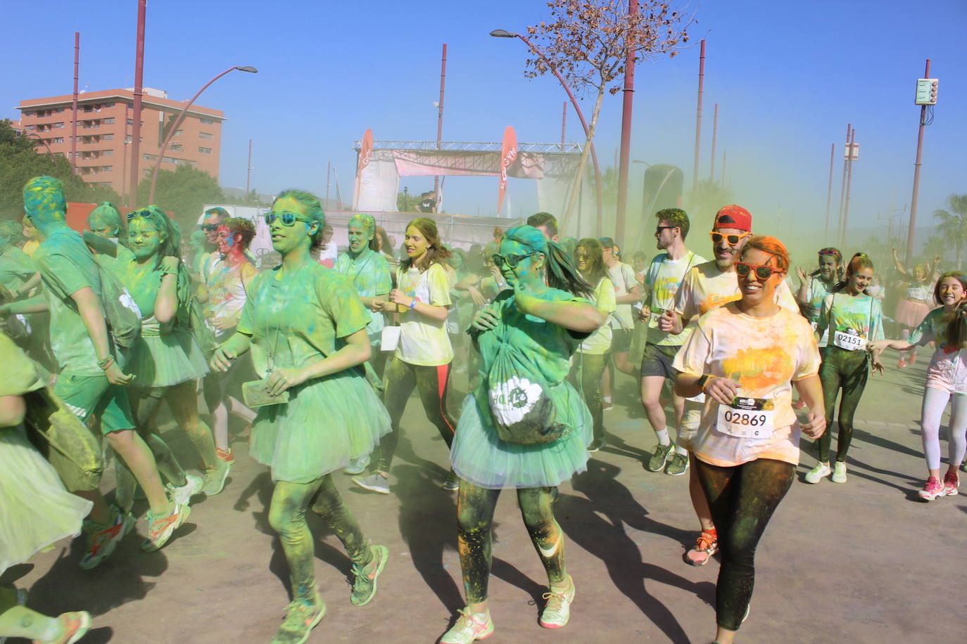 La Holi Life, una de las carreras más desenfadadas del calendario de carreras populares, ha teñido de color el Recinto Ferial de Almería, donde centenares de almerienses han disfrutado de una jornada lúdica y deportiva. 