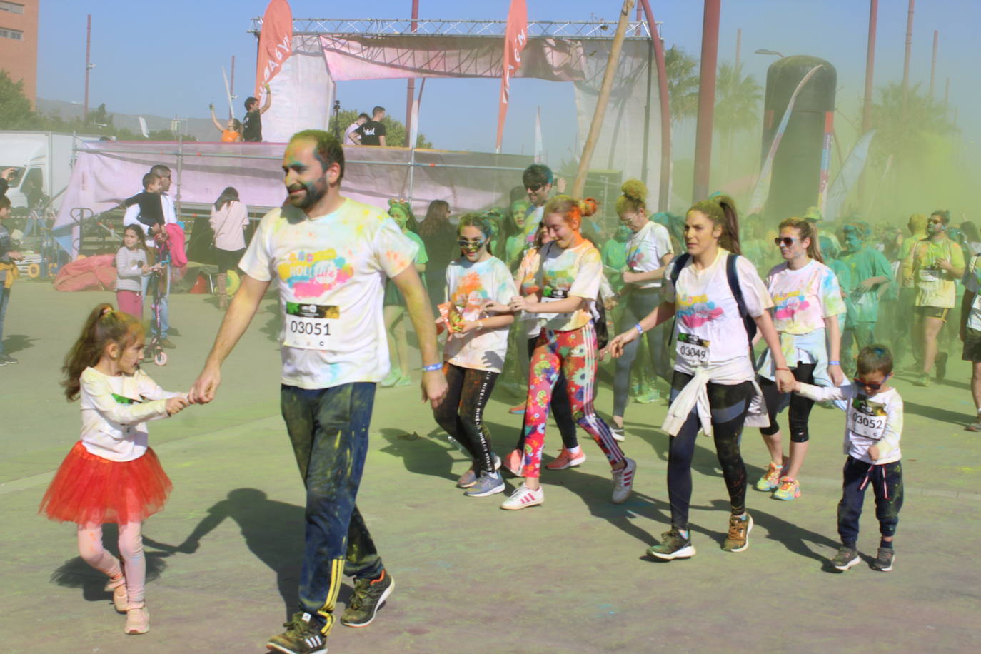 La Holi Life, una de las carreras más desenfadadas del calendario de carreras populares, ha teñido de color el Recinto Ferial de Almería, donde centenares de almerienses han disfrutado de una jornada lúdica y deportiva. 