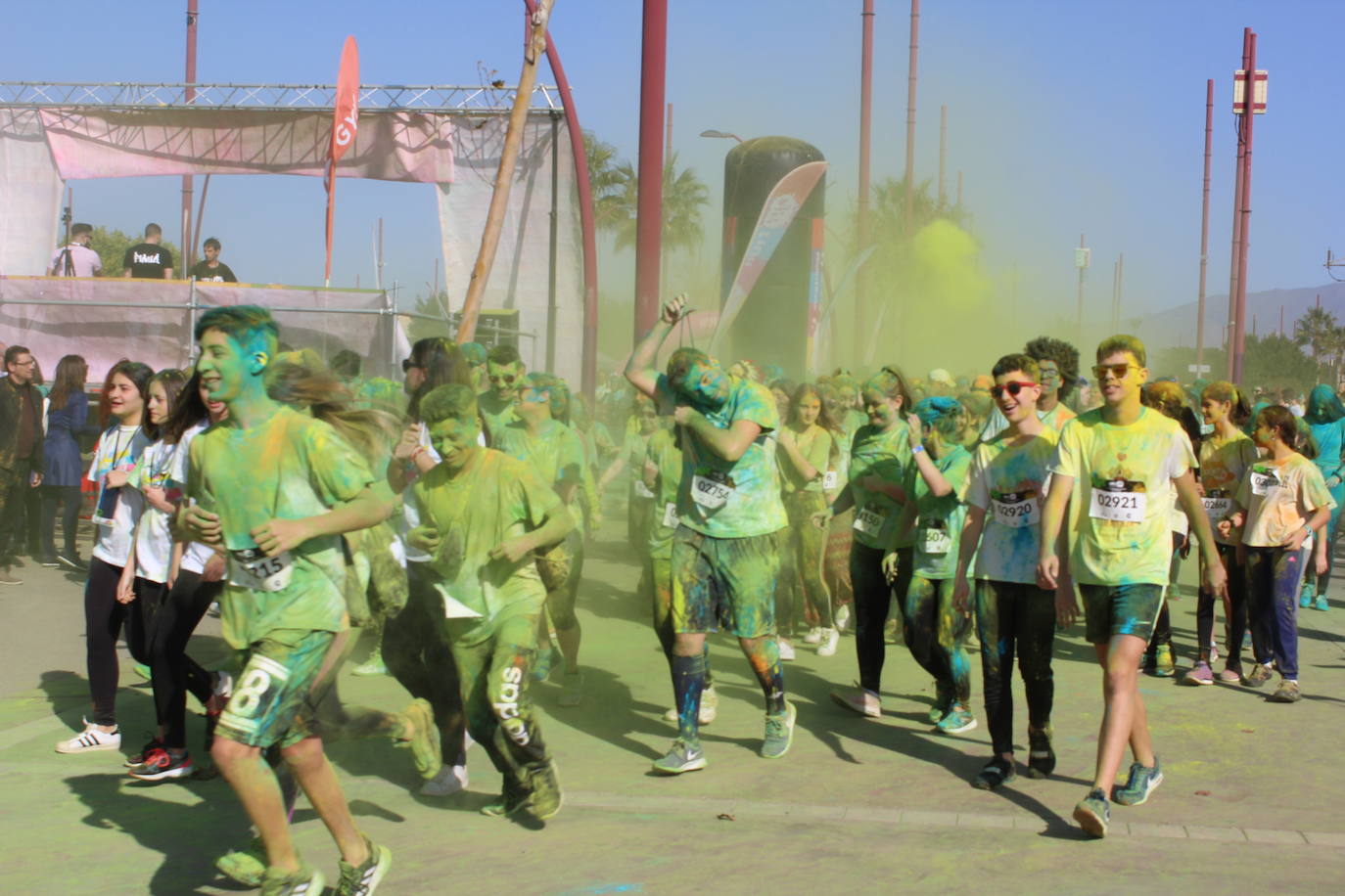 La Holi Life, una de las carreras más desenfadadas del calendario de carreras populares, ha teñido de color el Recinto Ferial de Almería, donde centenares de almerienses han disfrutado de una jornada lúdica y deportiva. 