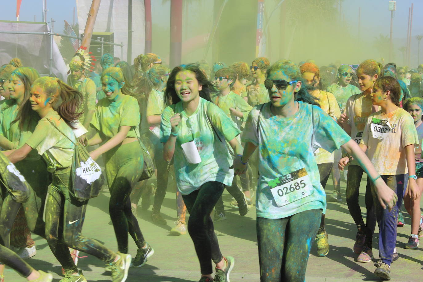 La Holi Life, una de las carreras más desenfadadas del calendario de carreras populares, ha teñido de color el Recinto Ferial de Almería, donde centenares de almerienses han disfrutado de una jornada lúdica y deportiva. 