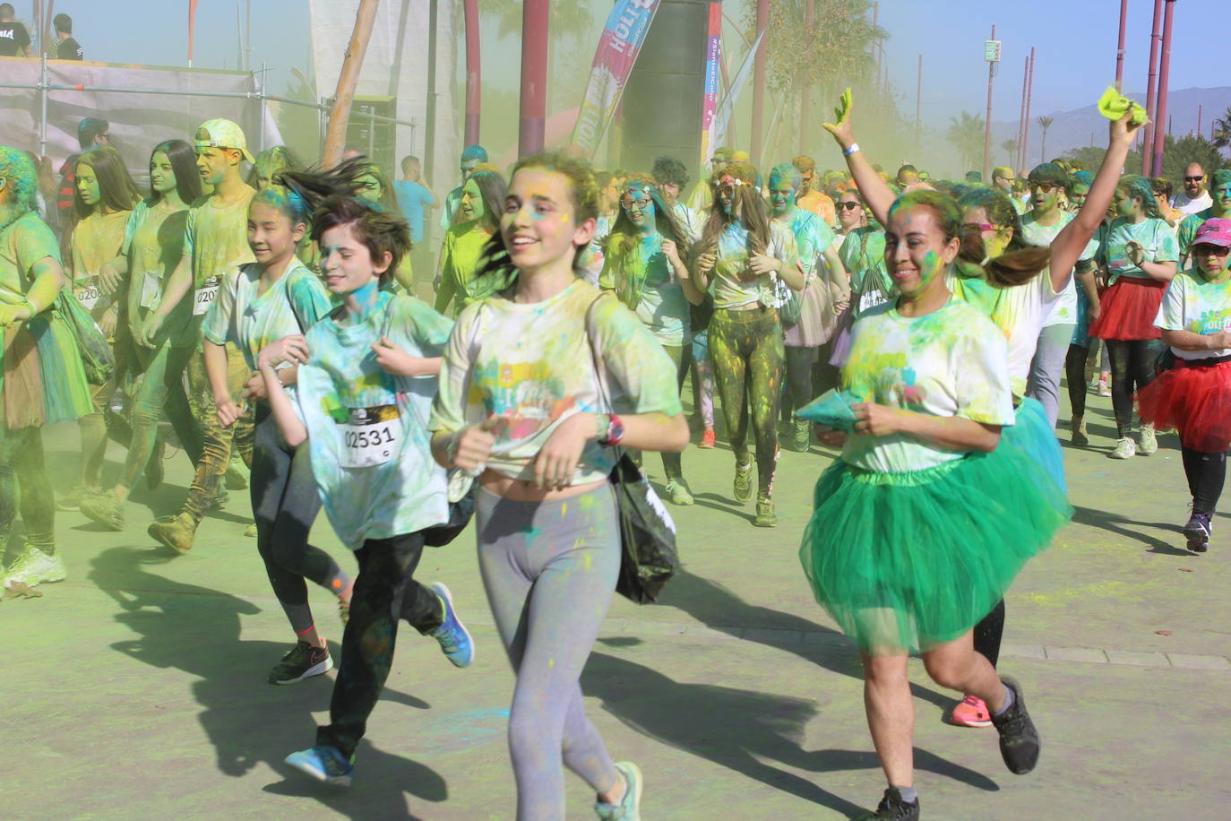 La Holi Life, una de las carreras más desenfadadas del calendario de carreras populares, ha teñido de color el Recinto Ferial de Almería, donde centenares de almerienses han disfrutado de una jornada lúdica y deportiva. 