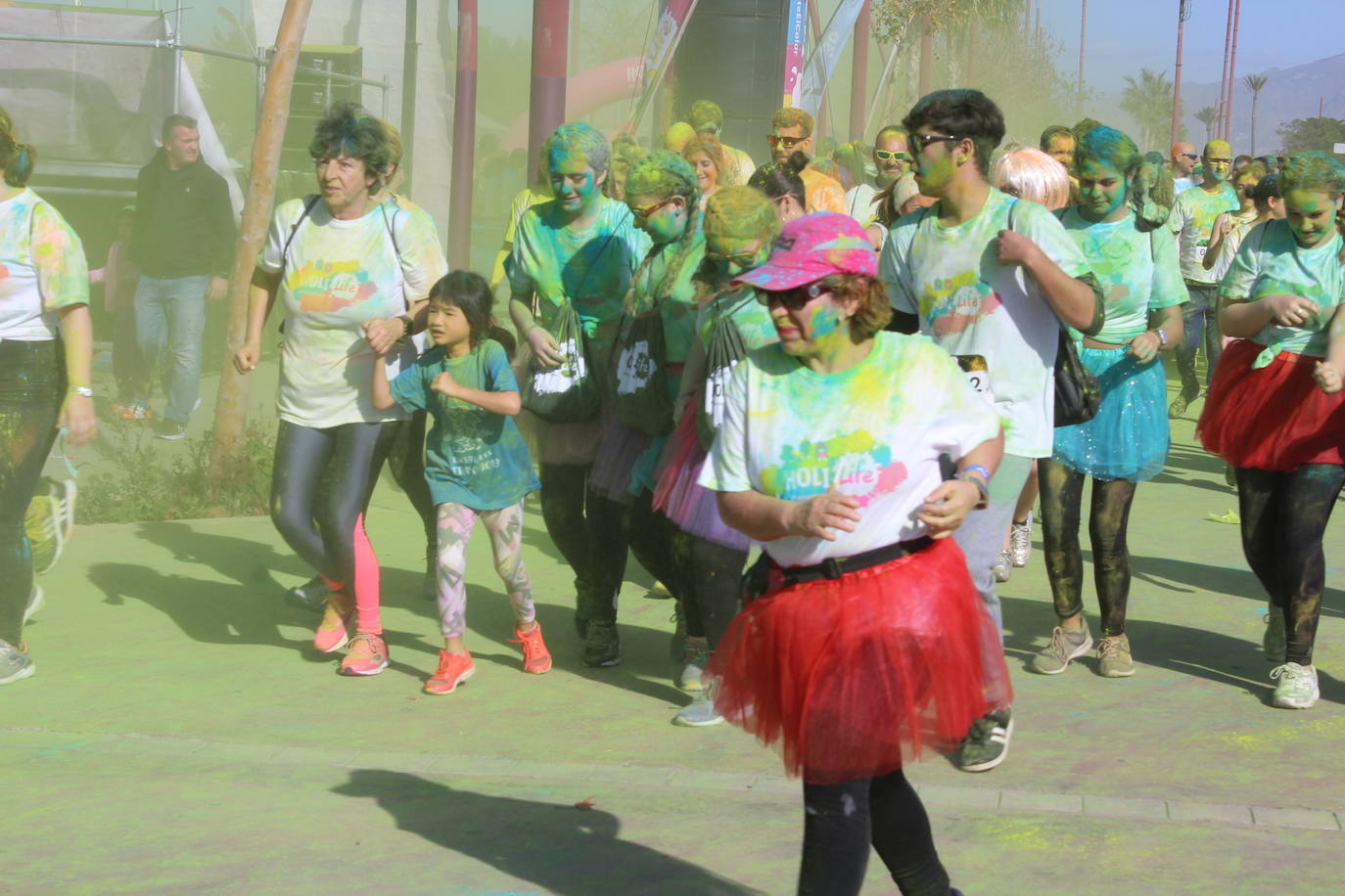 La Holi Life, una de las carreras más desenfadadas del calendario de carreras populares, ha teñido de color el Recinto Ferial de Almería, donde centenares de almerienses han disfrutado de una jornada lúdica y deportiva. 